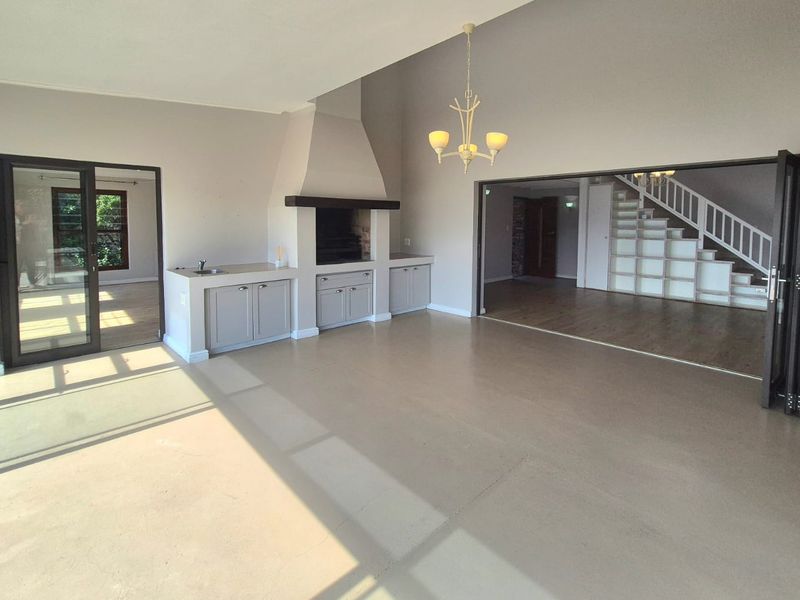 Lifestyle living with views of the lake and sea - Photo 7