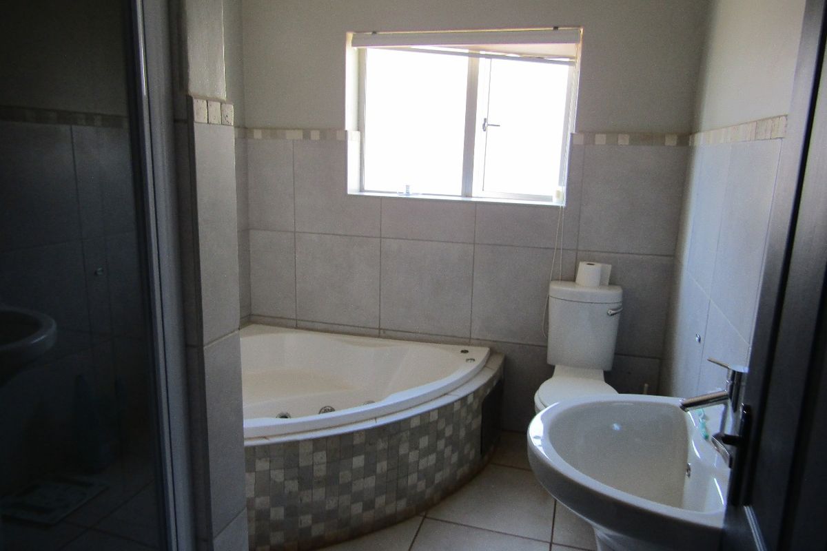 Live Where You Love, Family Comfort in Thabazimbi! - Photo 5