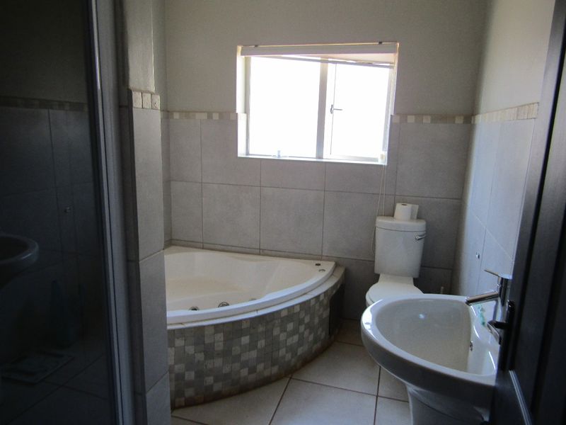Live Where You Love, Family Comfort in Thabazimbi! - Photo 5