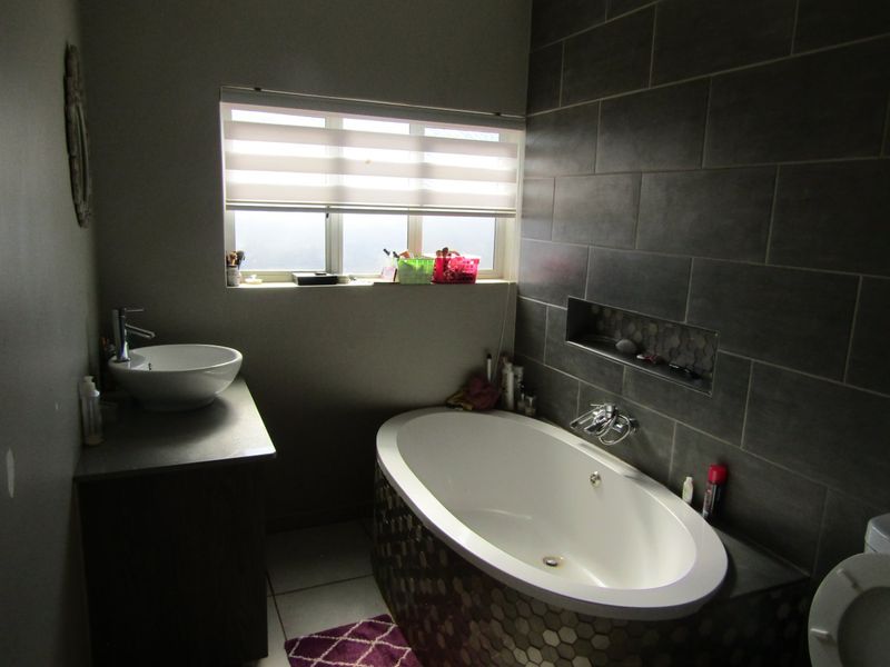 Live Where You Love, Family Comfort in Thabazimbi! - Photo 9