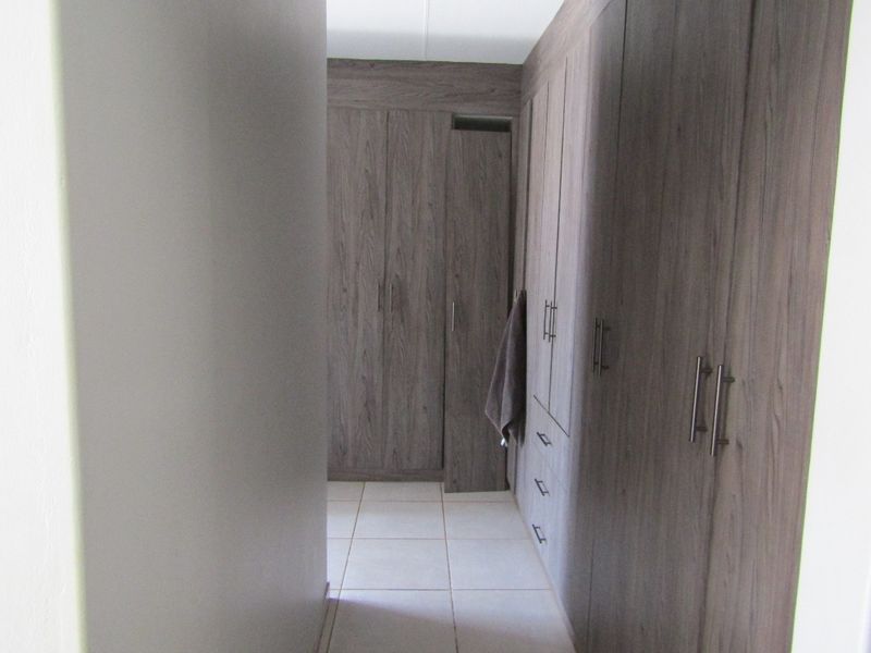 Live Where You Love, Family Comfort in Thabazimbi! - Photo 4