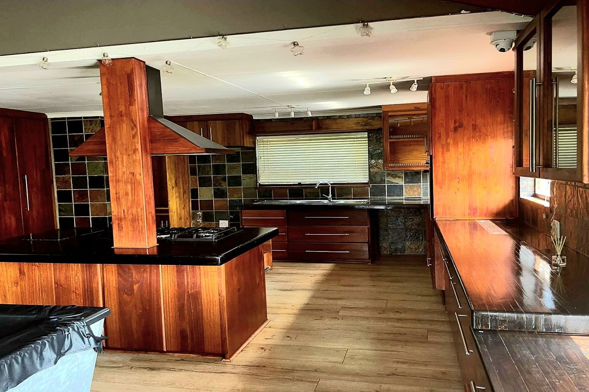 Spacious Family Home in Sedgefield with Pool and Entertainment Deck - Photo 5