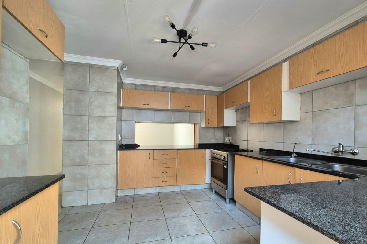 Modern - 3 Bed - Move-In Ready Living in a Location That Just Makes Sense - Photo 5