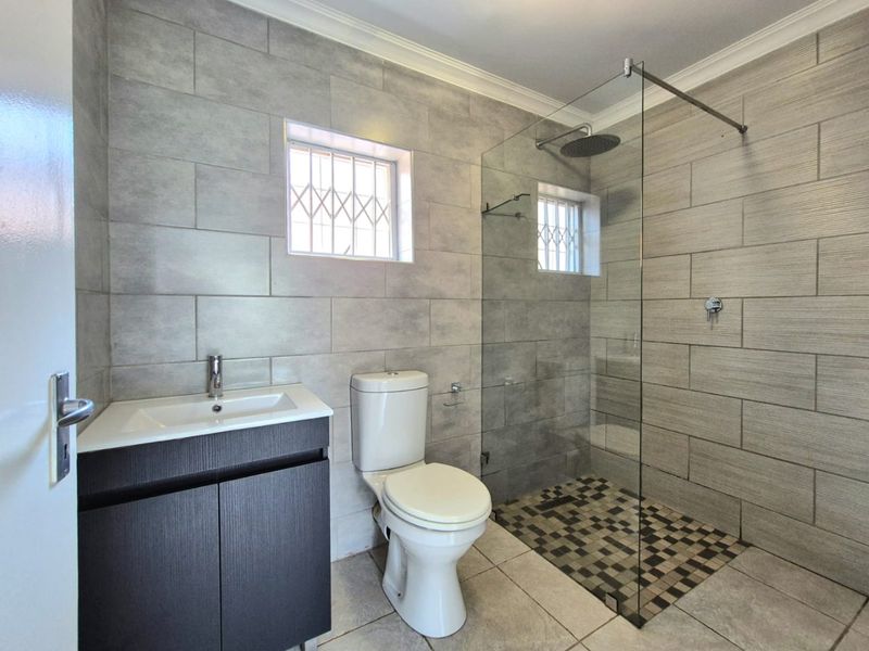 Modern - 3 Bed - Move-In Ready Living in a Location That Just Makes Sense - Photo 10