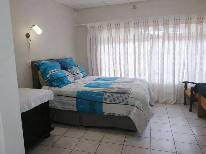 Vaal Dam Family Home with Separate Flat - Photo 4
