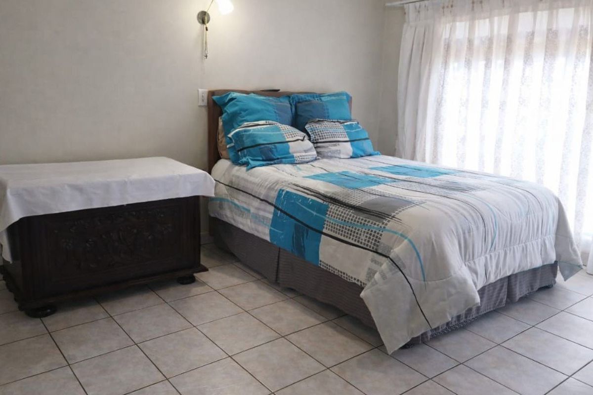 Vaal Dam Family Home with Separate Flat - Photo 5