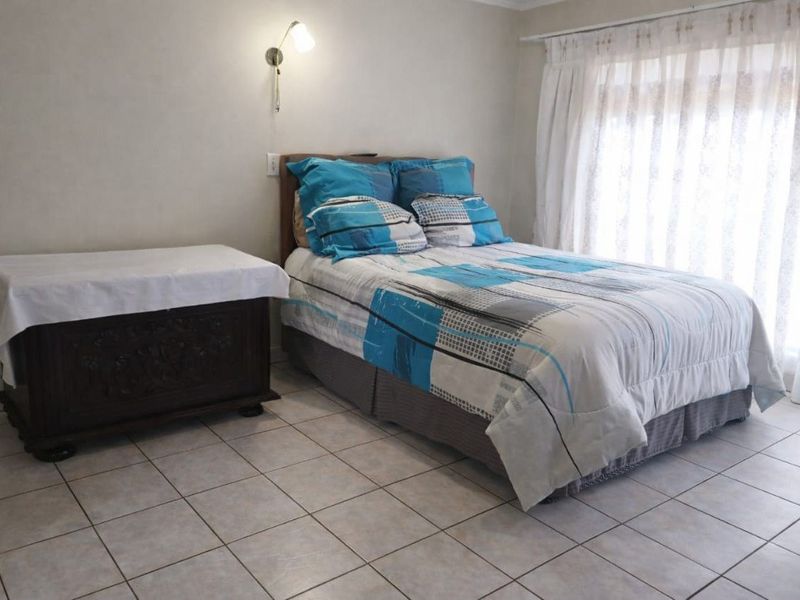 Vaal Dam Family Home with Separate Flat - Photo 5