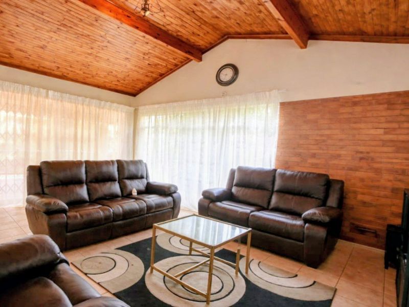 Vaal Dam Family Home with Separate Flat - Photo 3