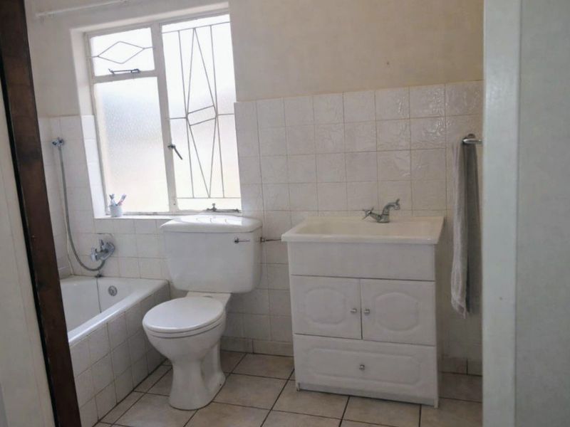Vaal Dam Family Home with Separate Flat - Photo 10