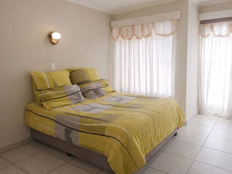 Vaal Dam Family Home with Separate Flat - Photo 9