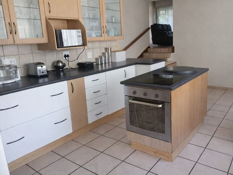 Vaal Dam Family Home with Separate Flat - Photo 2