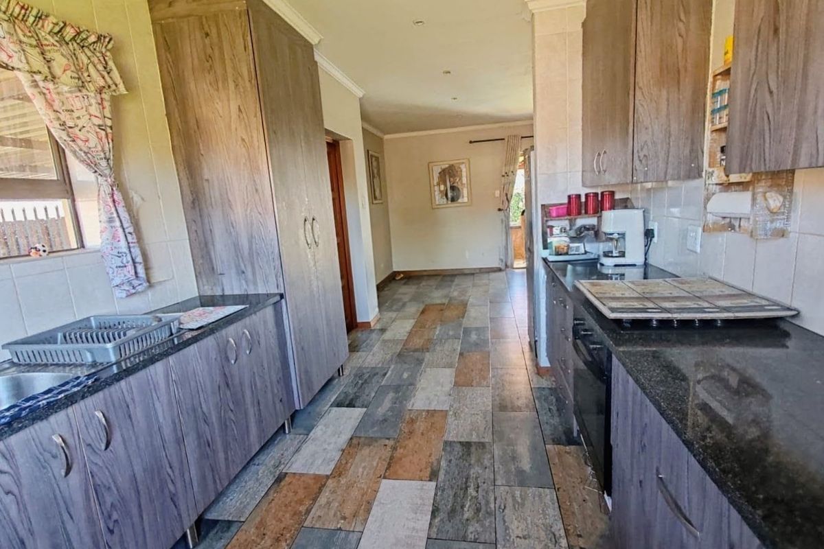 Family Home in Prime Location with Heated Pool - Photo 2