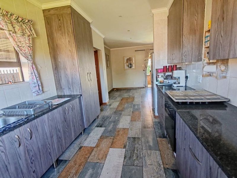 Family Home in Prime Location with Heated Pool - Photo 2