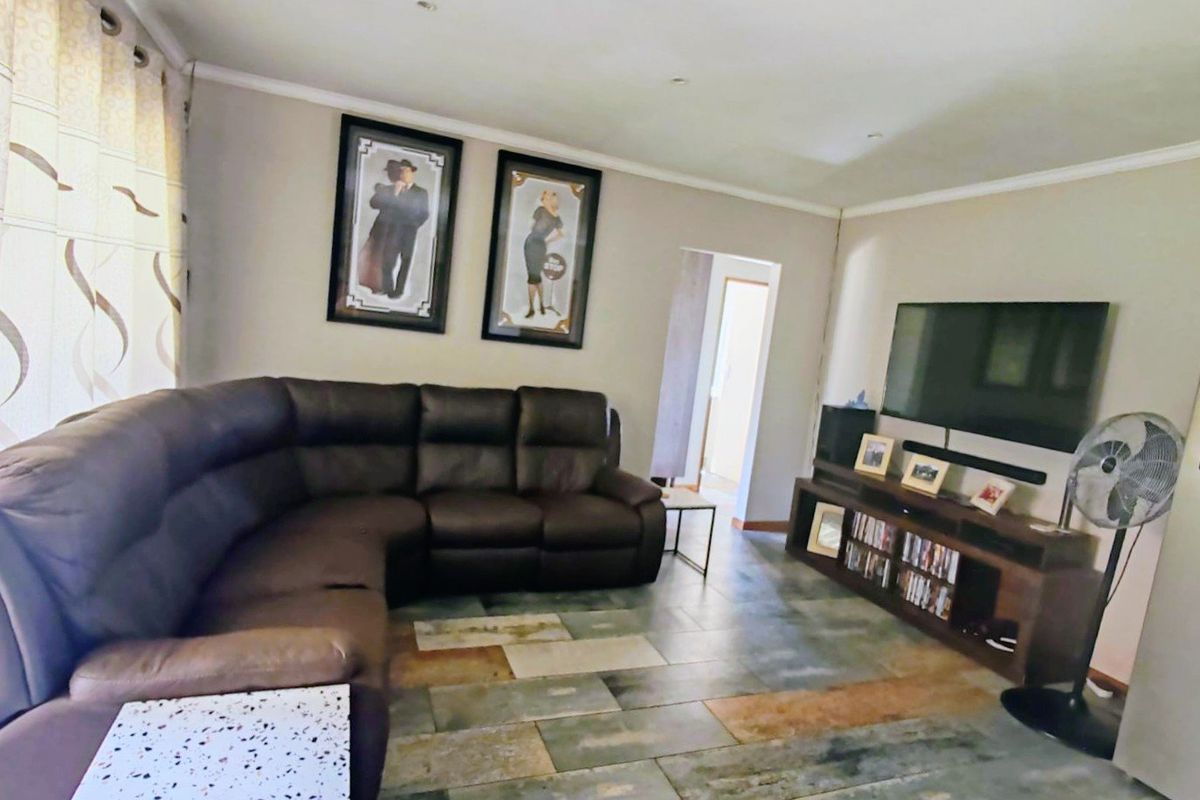 Family Home in Prime Location with Heated Pool - Photo 3