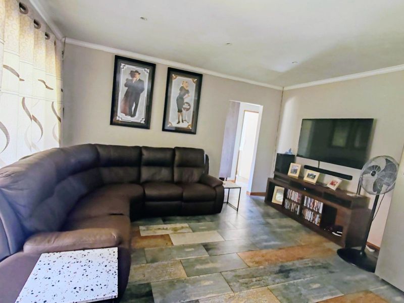 Family Home in Prime Location with Heated Pool - Photo 3