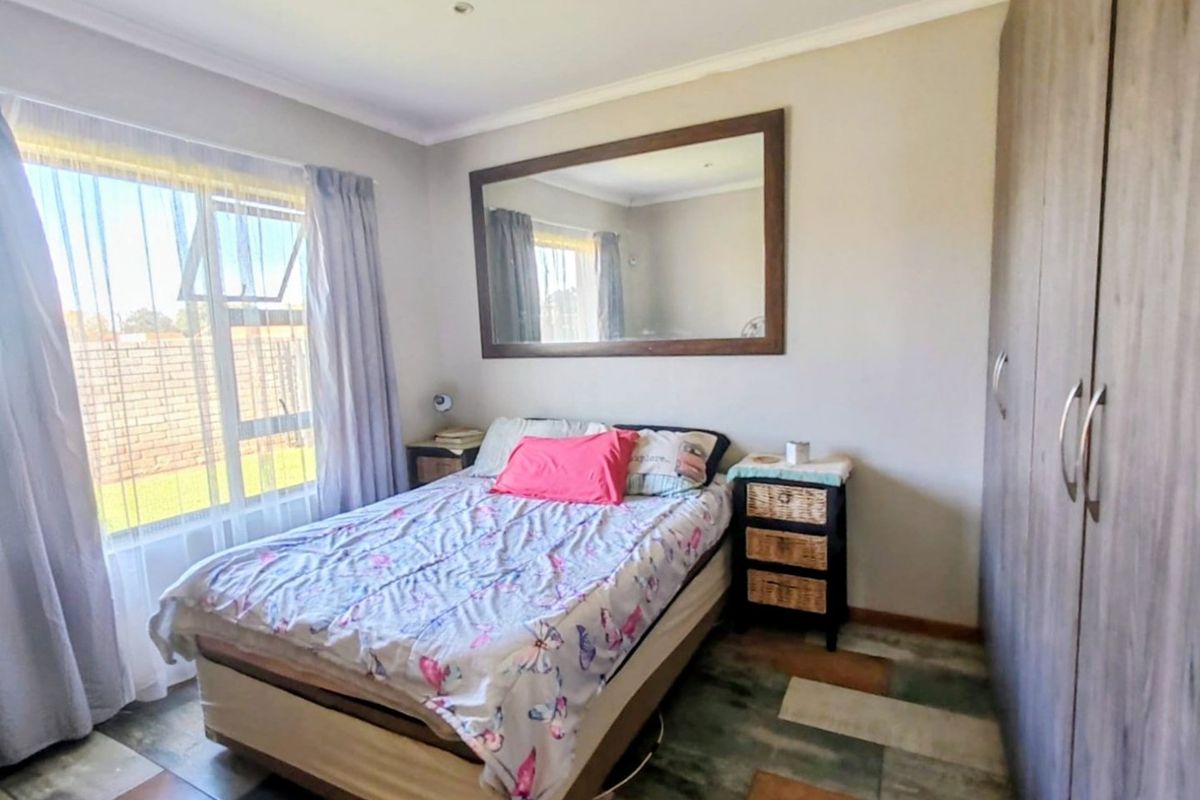 Family Home in Prime Location with Heated Pool - Photo 5