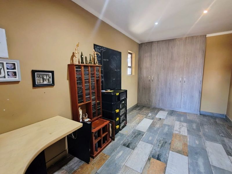 Family Home in Prime Location with Heated Pool - Photo 10