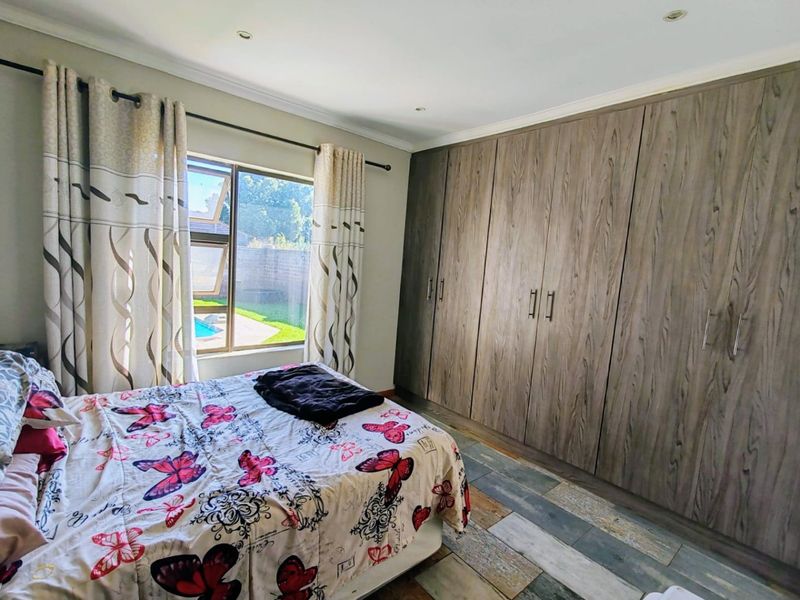 Family Home in Prime Location with Heated Pool - Photo 7