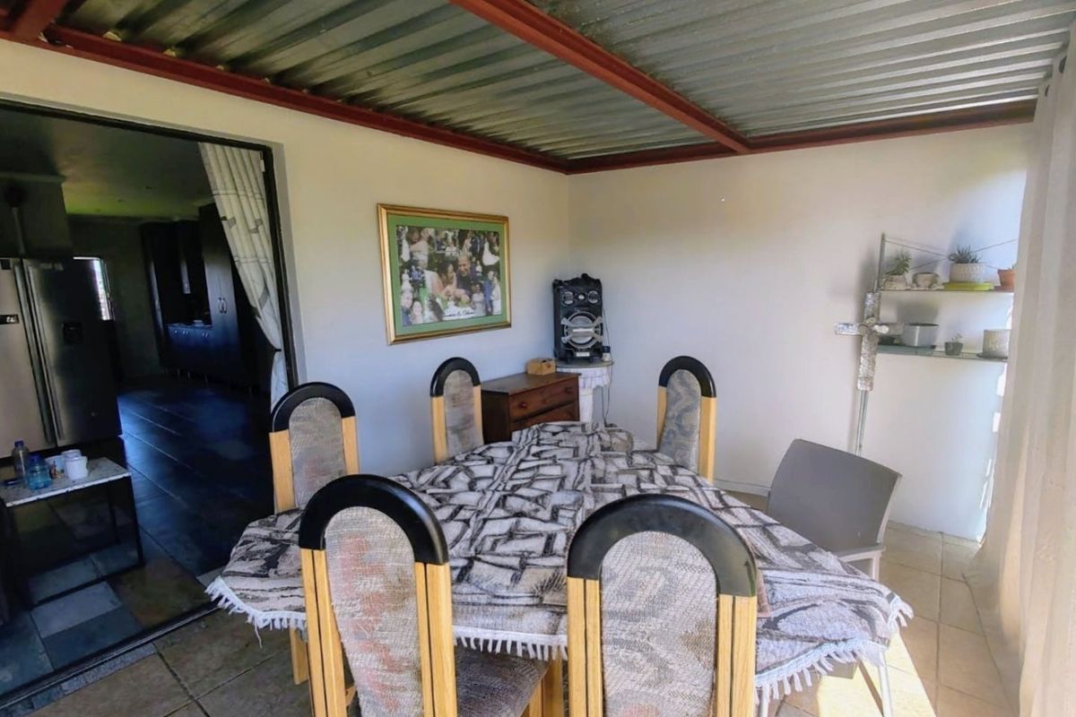 Family Home in Prime Location with Heated Pool - Photo 4