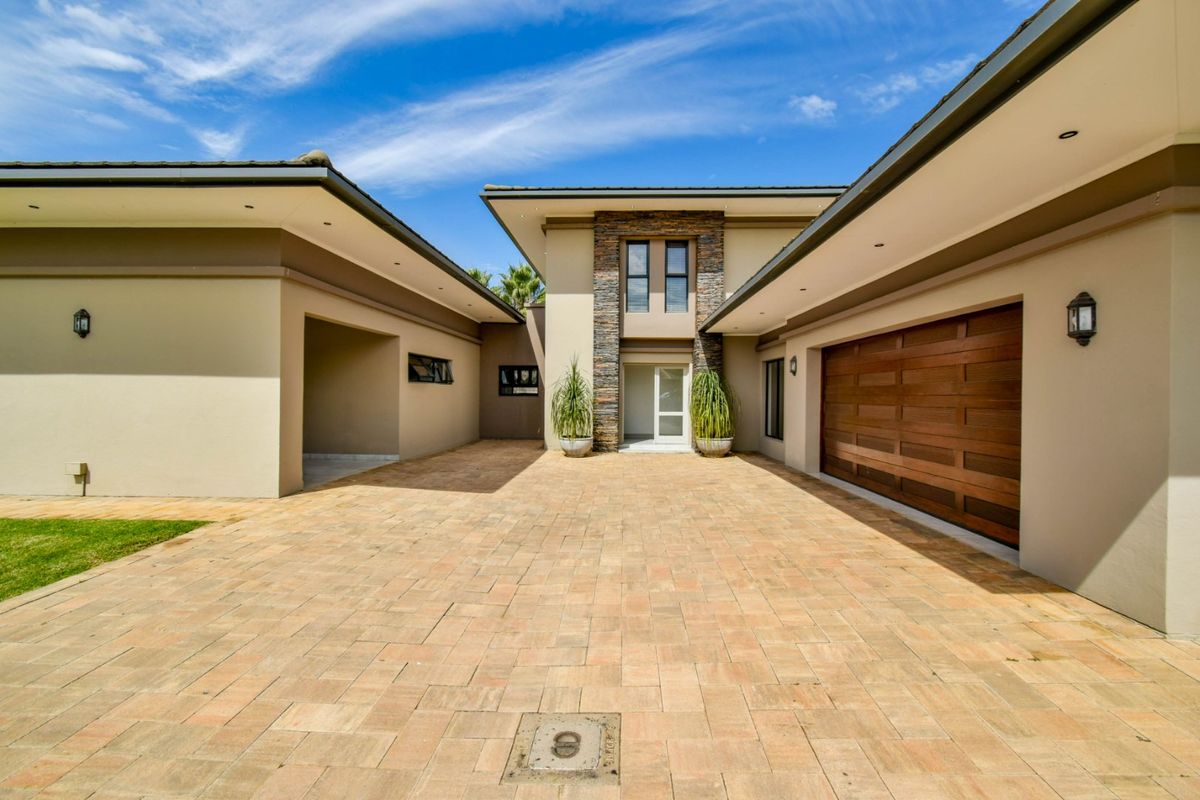 ULTRA-MODERN MASTERPIECE FOR SALE IN THE EXQUISITE LOMBARDY ESTATE  - Photo 2