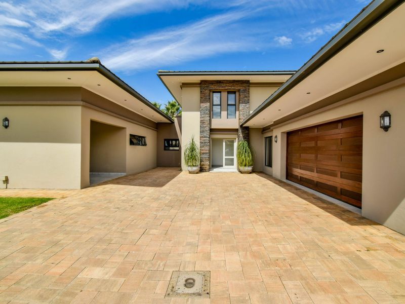 ULTRA-MODERN MASTERPIECE FOR SALE IN THE EXQUISITE LOMBARDY ESTATE  - Photo 2