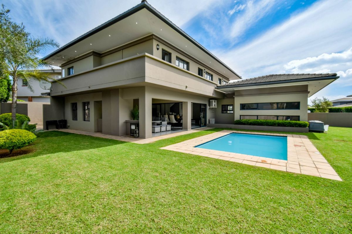 ULTRA-MODERN MASTERPIECE FOR SALE IN THE EXQUISITE LOMBARDY ESTATE  - Photo 4