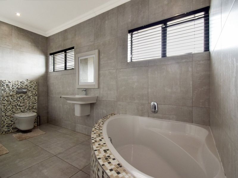 ULTRA-MODERN MASTERPIECE FOR SALE IN THE EXQUISITE LOMBARDY ESTATE  - Photo 10