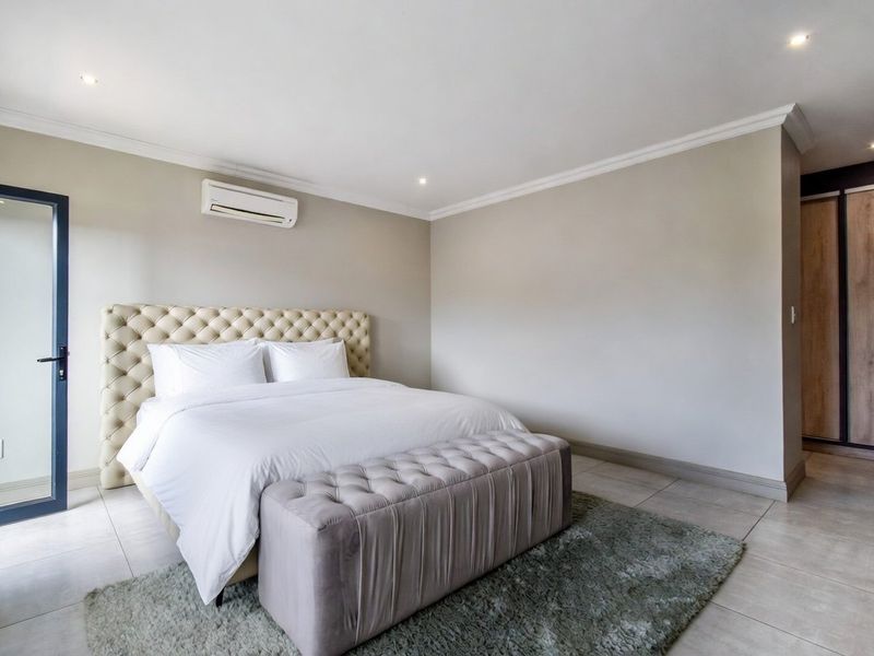 ULTRA-MODERN MASTERPIECE FOR SALE IN THE EXQUISITE LOMBARDY ESTATE  - Photo 9