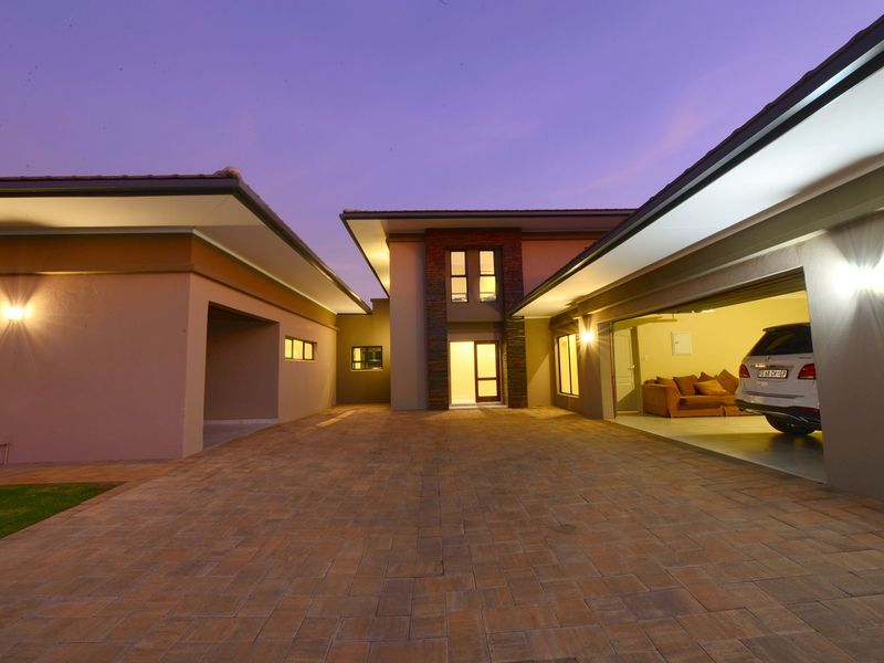 ULTRA-MODERN MASTERPIECE FOR SALE IN THE EXQUISITE LOMBARDY ESTATE  - Photo 8