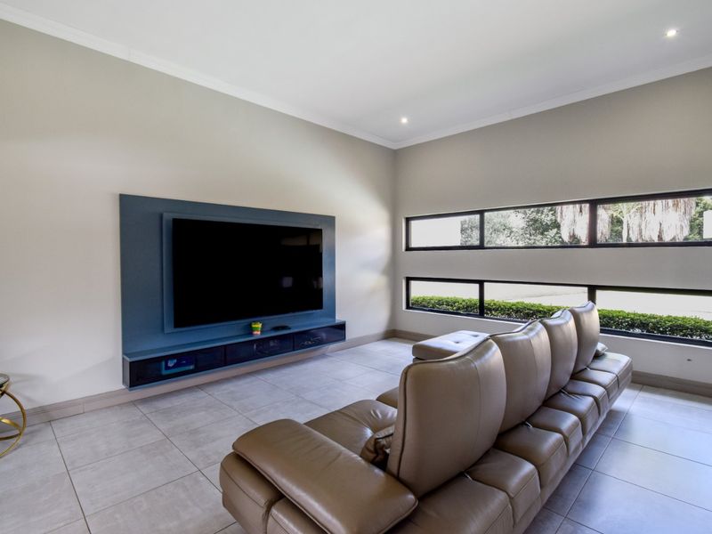 ULTRA-MODERN MASTERPIECE FOR SALE IN THE EXQUISITE LOMBARDY ESTATE  - Photo 7