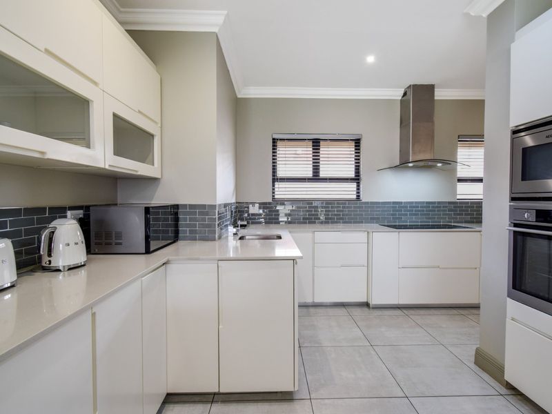 ULTRA-MODERN MASTERPIECE FOR SALE IN THE EXQUISITE LOMBARDY ESTATE  - Photo 6