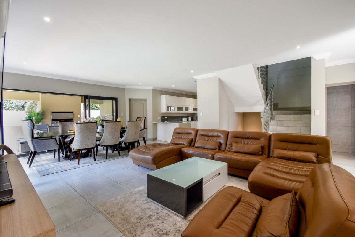 ULTRA-MODERN MASTERPIECE FOR SALE IN THE EXQUISITE LOMBARDY ESTATE  - Photo 3