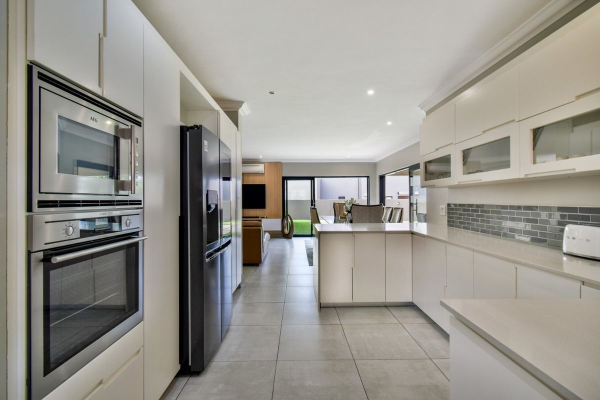 ULTRA-MODERN MASTERPIECE FOR SALE IN THE EXQUISITE LOMBARDY ESTATE  - Photo 5