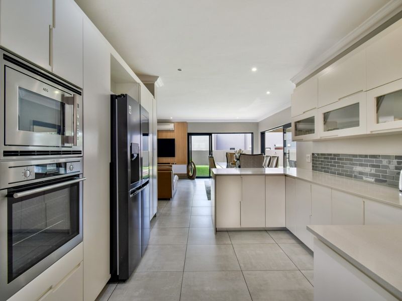 ULTRA-MODERN MASTERPIECE FOR SALE IN THE EXQUISITE LOMBARDY ESTATE  - Photo 5