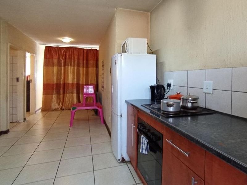 2-Bedroom Apartment for Sale in Barclay Square, Sunnyside - Photo 2