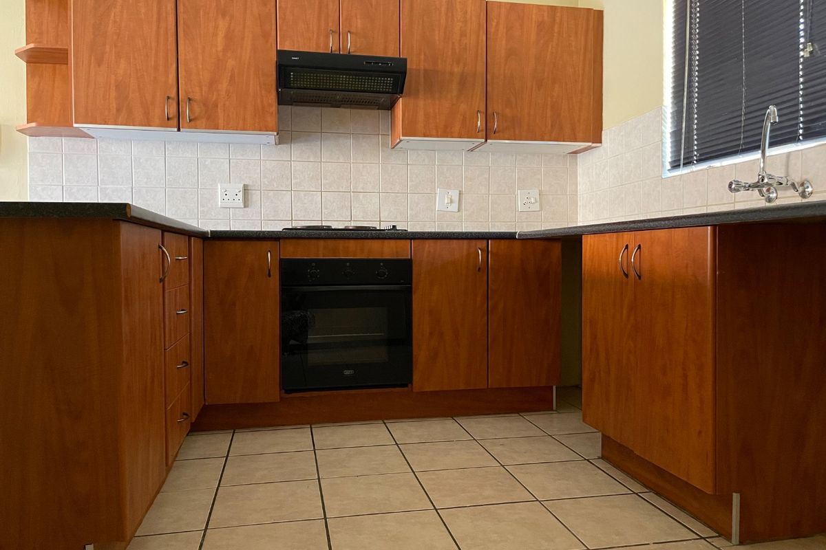 2 Bedroom 2 Bathroom Townhouse to Rent - Photo 3