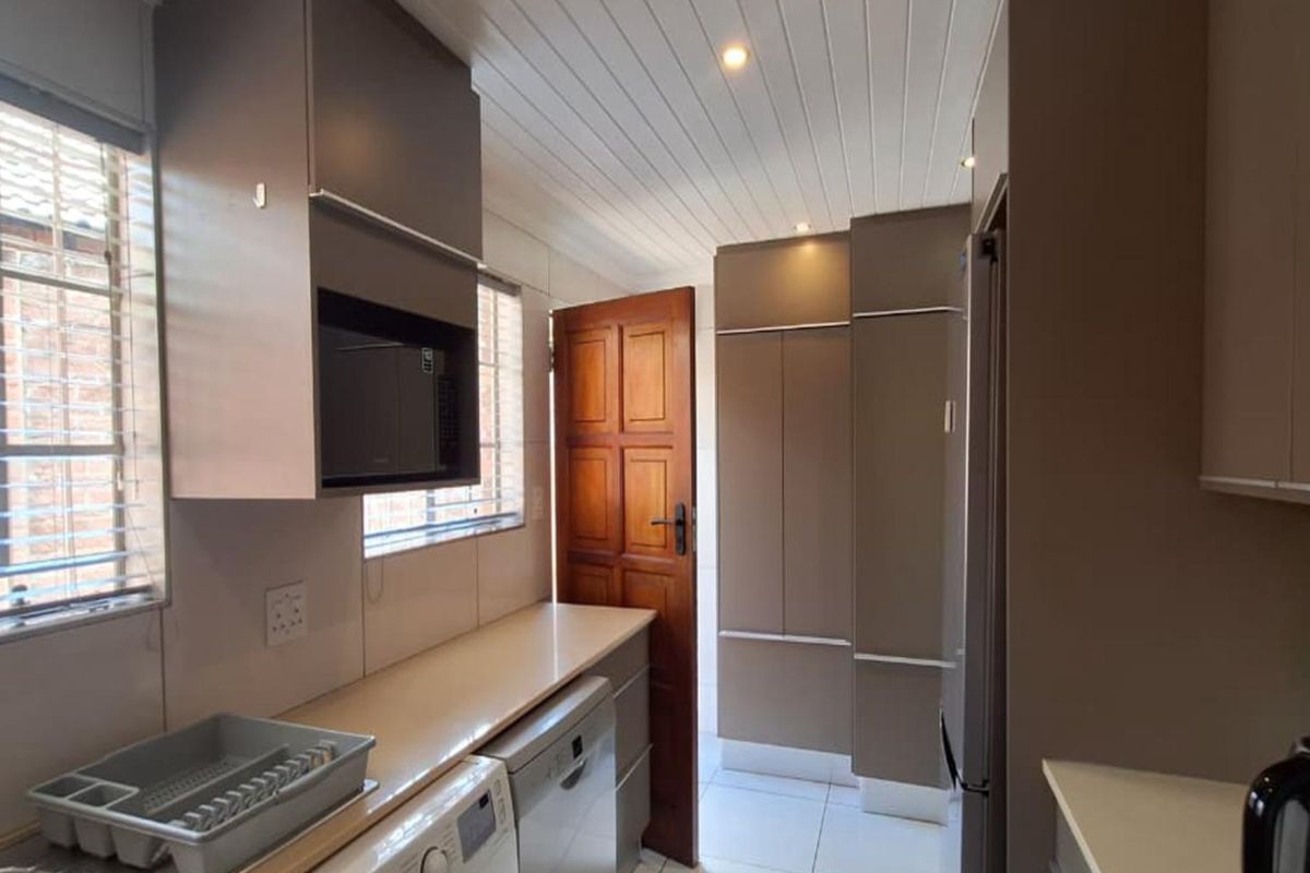 3 Bed Townhouse in Glen Marais safety - Photo 2