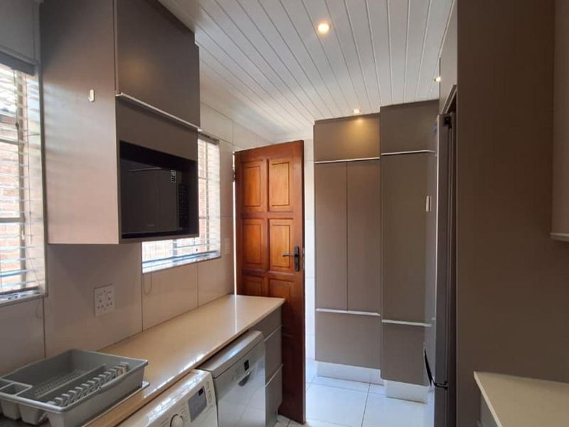 3 Bed Townhouse in Glen Marais safety - Photo 2