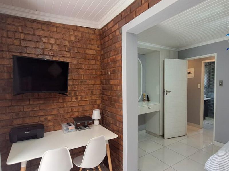 3 Bed Townhouse in Glen Marais safety - Photo 9