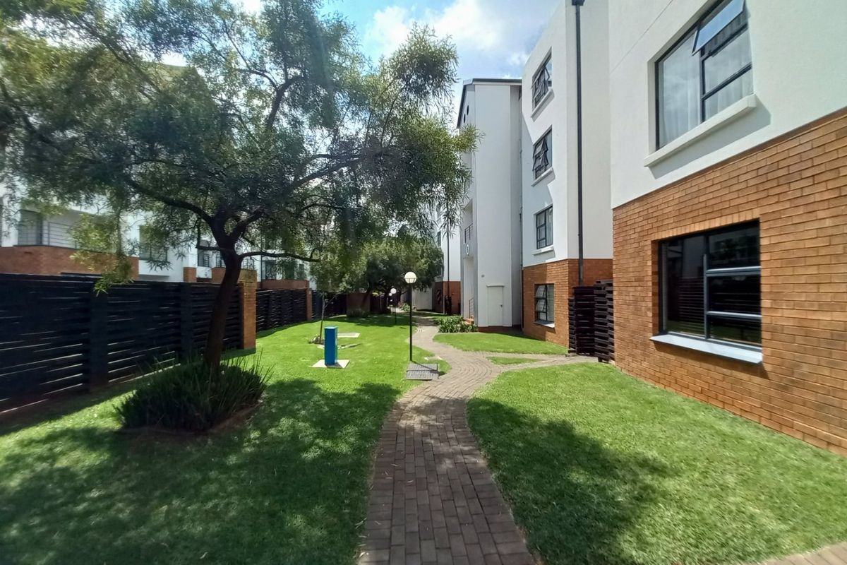 Stylish Modderfontein flat with pool and garden - Photo 2