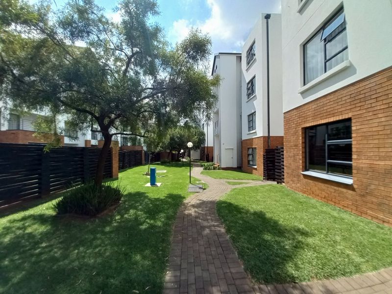 Stylish Modderfontein flat with pool and garden - Photo 2
