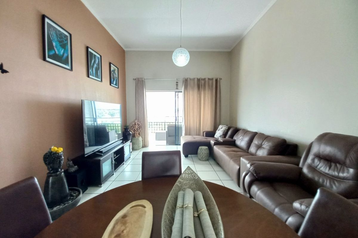 Stylish Modderfontein flat with pool and garden - Photo 5