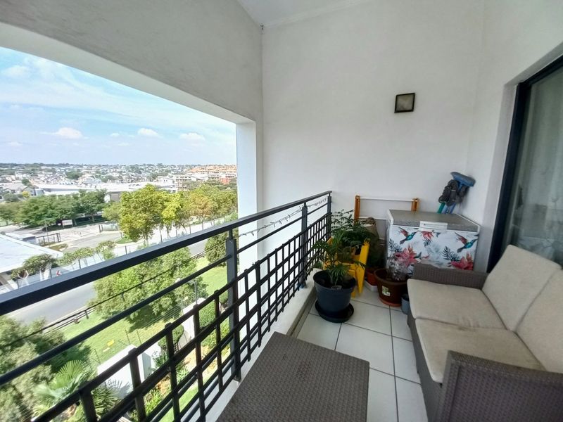 Stylish Modderfontein flat with pool and garden - Photo 10