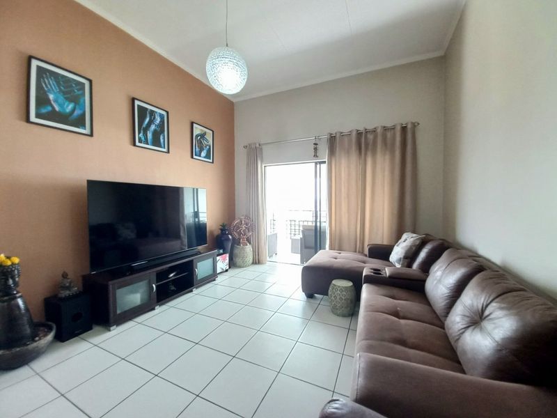 Stylish Modderfontein flat with pool and garden - Photo 4