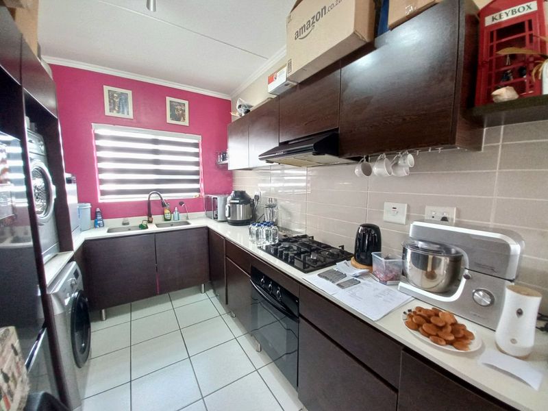 Stylish Modderfontein flat with pool and garden - Photo 9