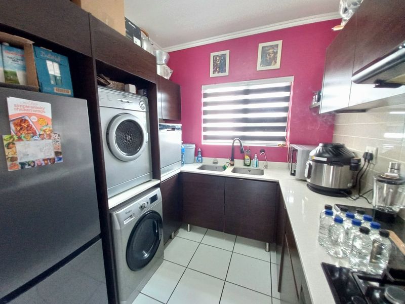 Stylish Modderfontein flat with pool and garden - Photo 8