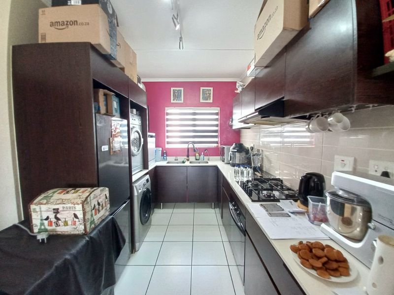 Stylish Modderfontein flat with pool and garden - Photo 7