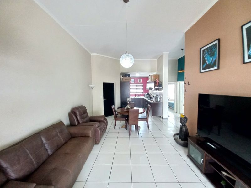 Stylish Modderfontein flat with pool and garden - Photo 6