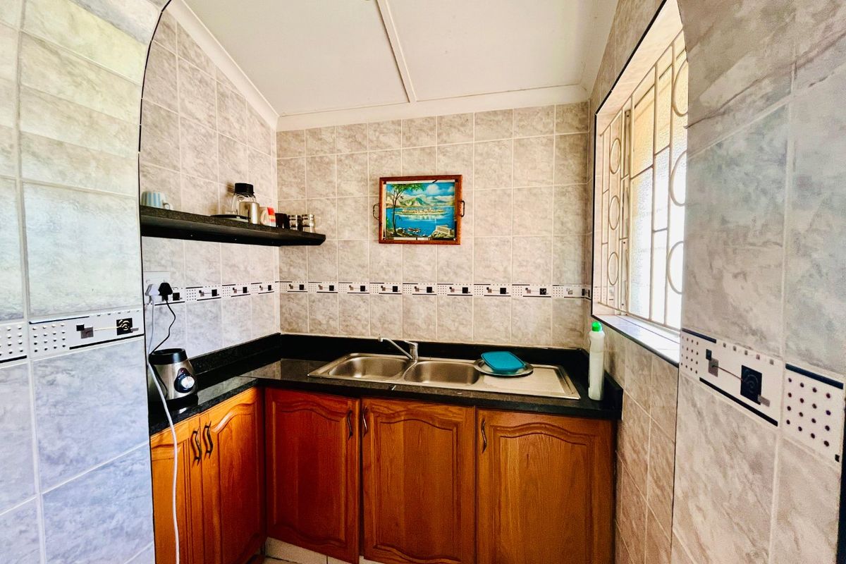 Reduced Price: Spacious Family Home in Shallcross with 3 Bedrooms, Versatile Outside Building, and Landscaped Garden - Photo 4