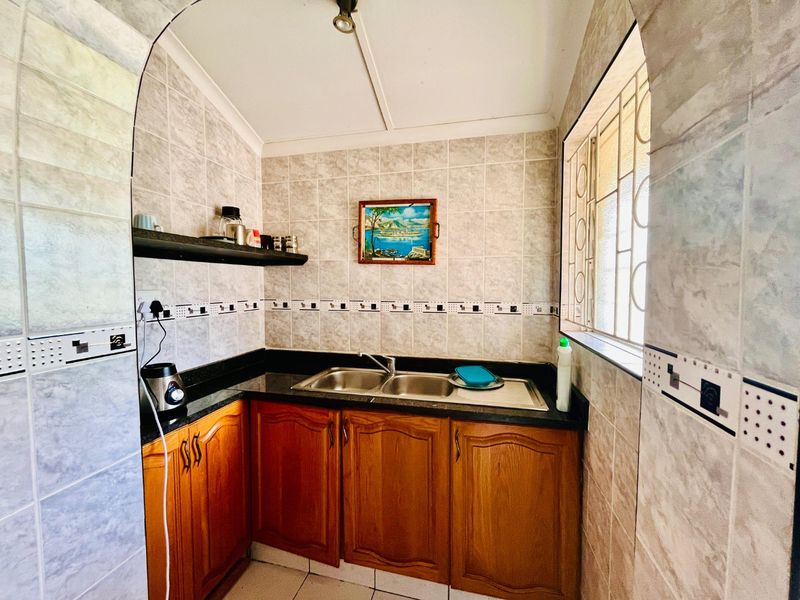 Reduced Price: Spacious Family Home in Shallcross with 3 Bedrooms, Versatile Outside Building, and Landscaped Garden - Photo 4